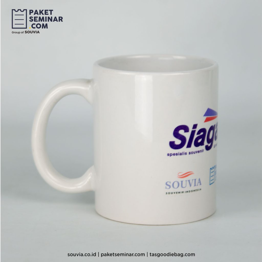 mug keramik sebagai souvenir HUT RI yang bisa di desain semenarik mungkin pada permukaannya