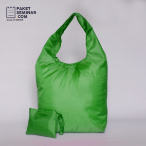 Goodie bag lipat terbuat dari bahan parasut