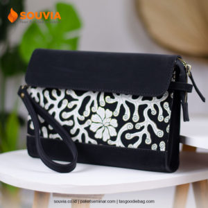 Pouch tas batik contoh souvenir KTT G20 Indonesia
