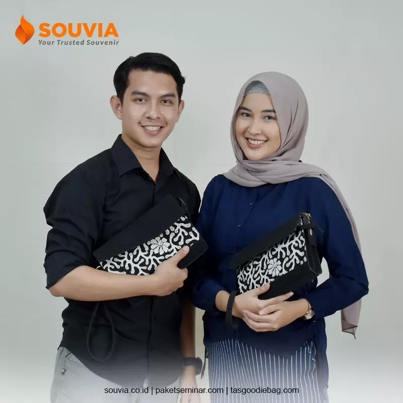 Pouch batik kulit sintetis unik dapat dijadikan souvenir untuk customer