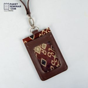 Name tag kulit motif batik dapat dijadikan souvenir unik kantor