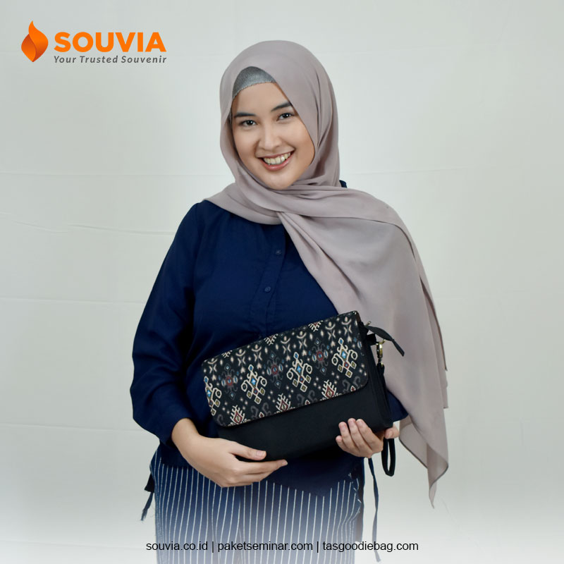 pouchbag batik dipakai dengan model