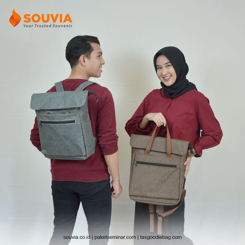 Tas 2 in 1 dapat dipakai sebagai tote bag dan backpack sehingga bermanfaat sebagai souvenir G20 Bali