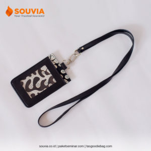 souvenirkantor3.jpg souvenir untuk kantor wajib dimiliki berupa nametag