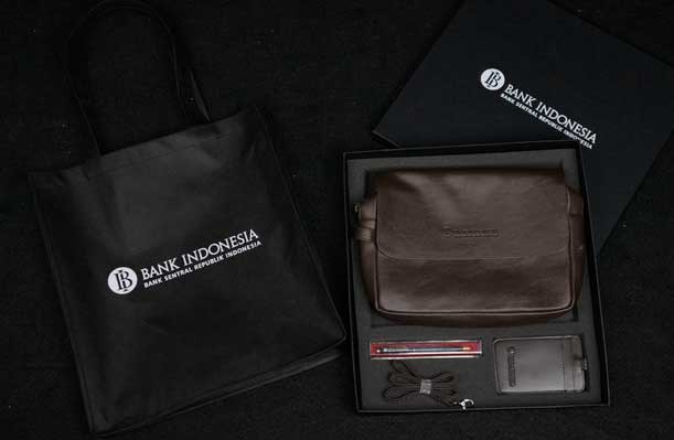 Souvenir eksklusif yang dipesan jauh-jauh hari sebelum menyelenggarakan event rewarding