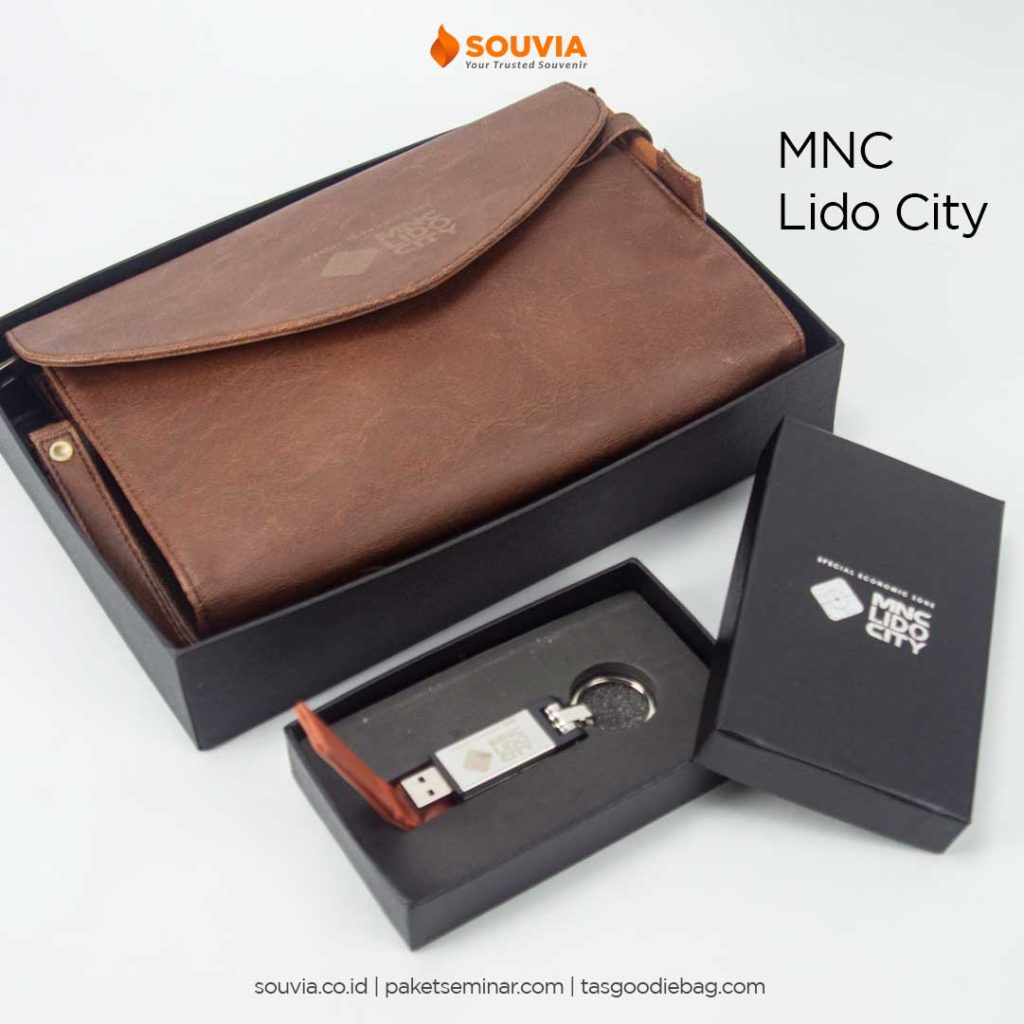 giftset yang terdiri dari flashdisk memberikan kesan yang menarik dan mahal