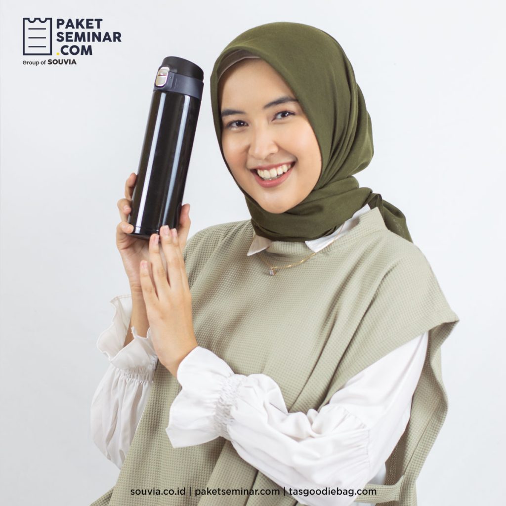 tumbler minum dapat dibawa saat keluar rumah untuk menampung minum selama puasa syawal