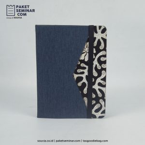 Buku agenda batik hardcover merupakan souvenir unik