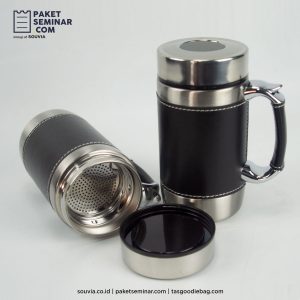 mug stainless degan aksen kulit sintetis dilengkapi filter, mug untuk menemani minum saat buka puasa syawal