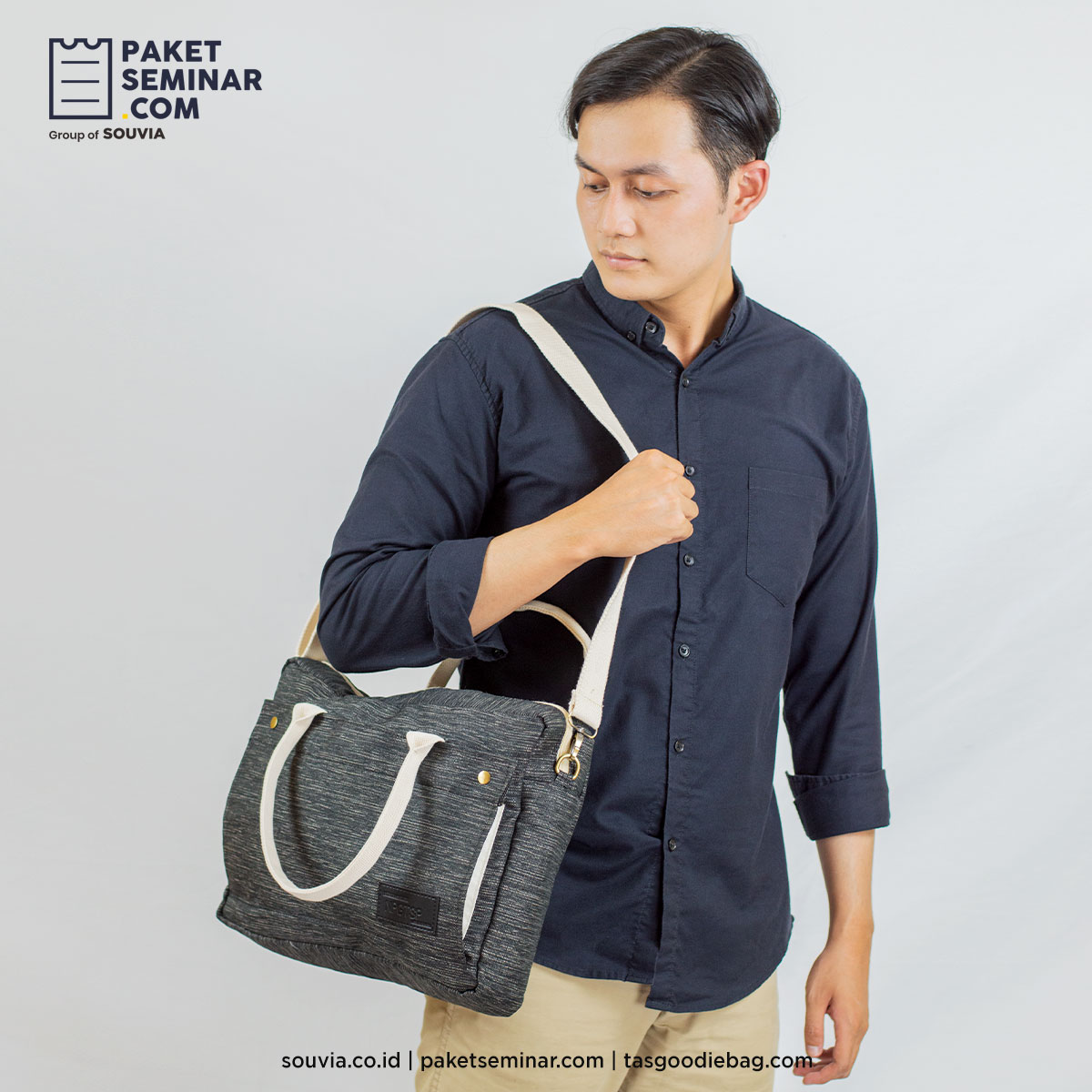 souvenir kerajinan lokal berupa kain tenun