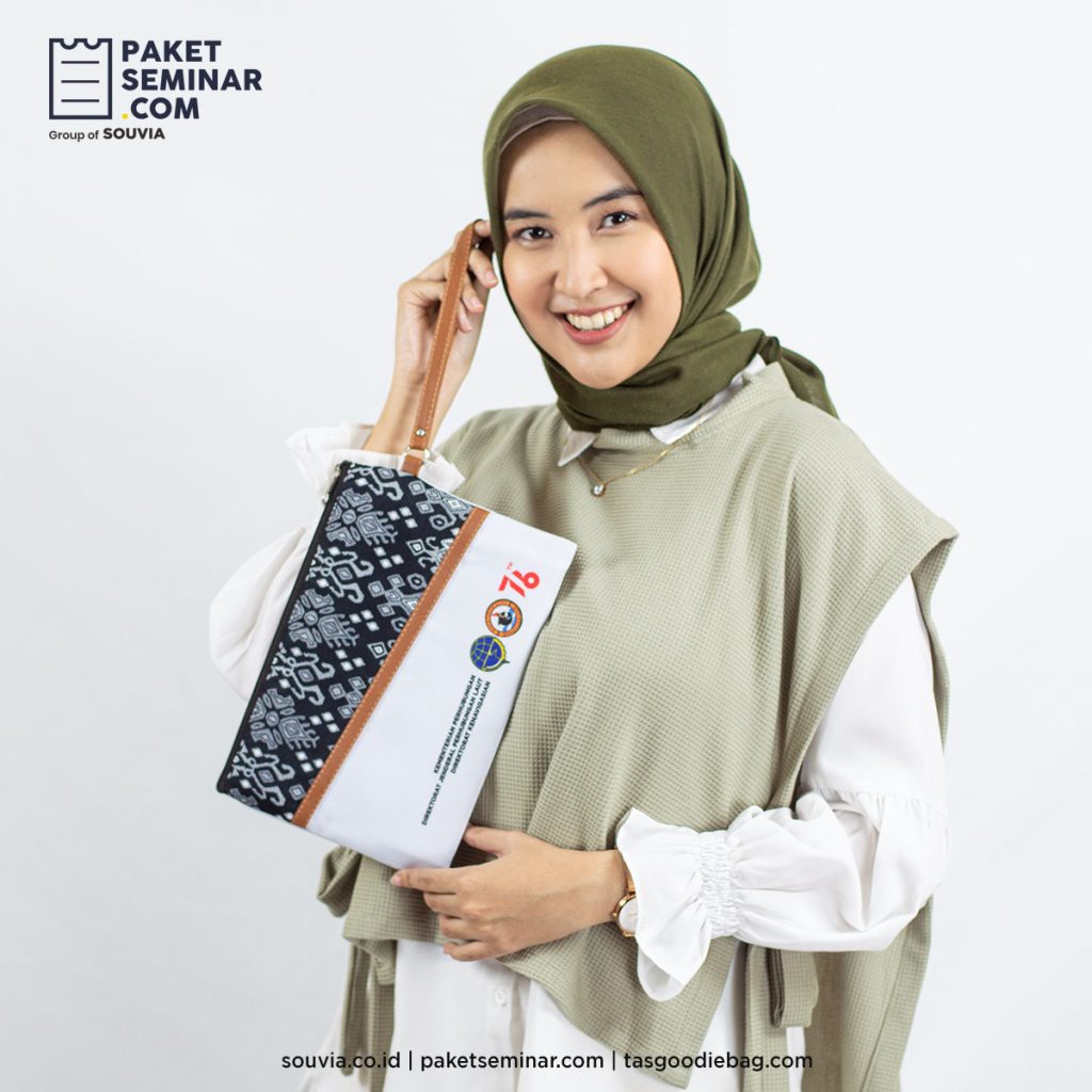 Pouch bag batik kanvas diberikan kepada souvenir untuk customer karena unik