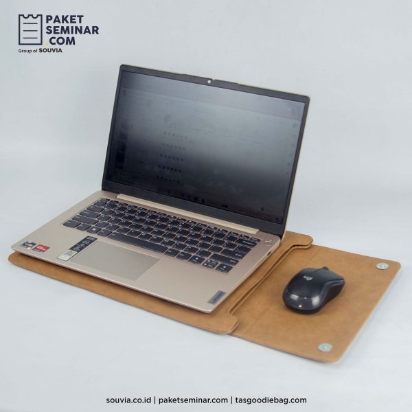 Sleeve laptop atau sarung laptop yang bisa dipakai sebagai tatakan mouse