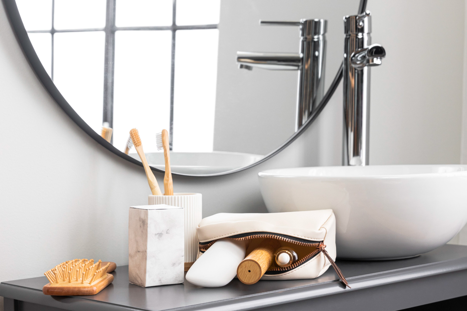 Tampilan etalase kamar mandi. Terdapat toiletry bag seabgai travelling kit yang bisa digunakan untuk menyimpan peralatan mandi.