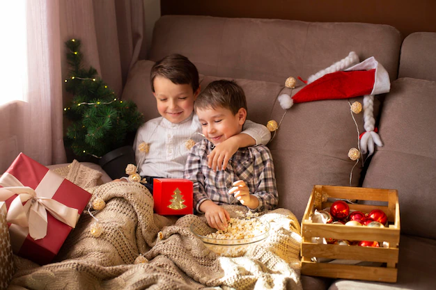 Dua orang anak mendapatkan hadiah natal