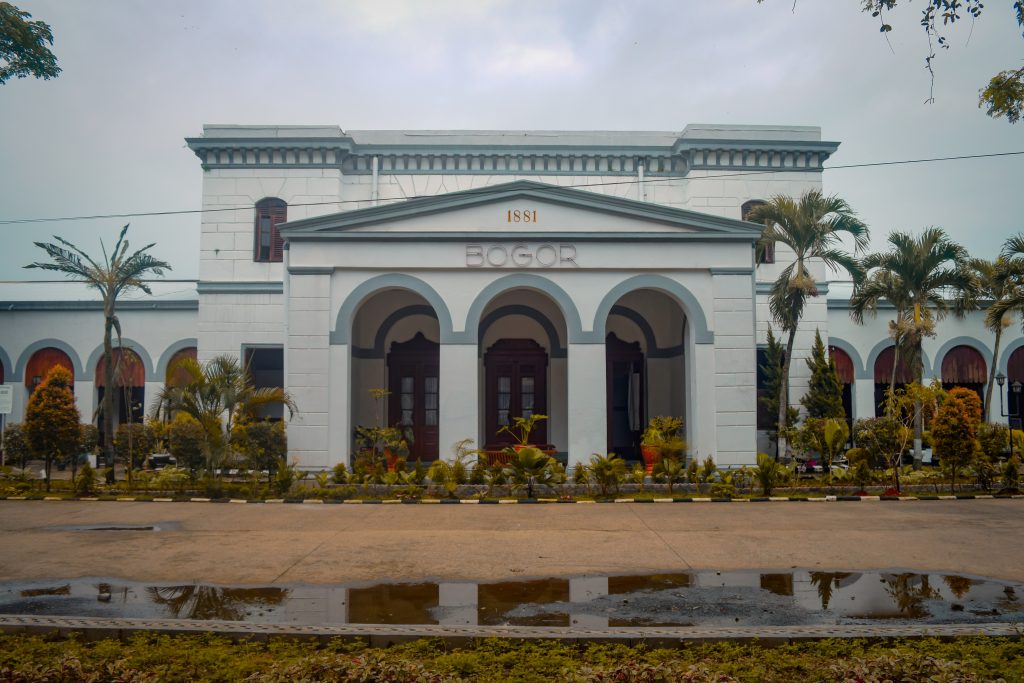 gerbang stasiun bogor yang ikonik jadi pemandangan saat ke alun-alun kota bogor